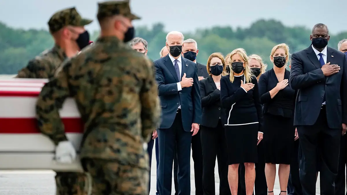 STYLELOCATIONU.S President Joe Biden, First Lady Jill Biden and Defense Secretary Lloyd Austin III salute during the transfers of the remains service members killed in Kabul at Dover Air Force Base August 29, 2021 in Dover, Delaware. The remains of 11 Marines, a Navy medic and an Army staff sergeant, killed in Afghanistan were airlifted home. Dover United States of America - ZUMAp138 20210829_zaa_p138_009 Copyright: xAdamxSchultz/WhitexHousex