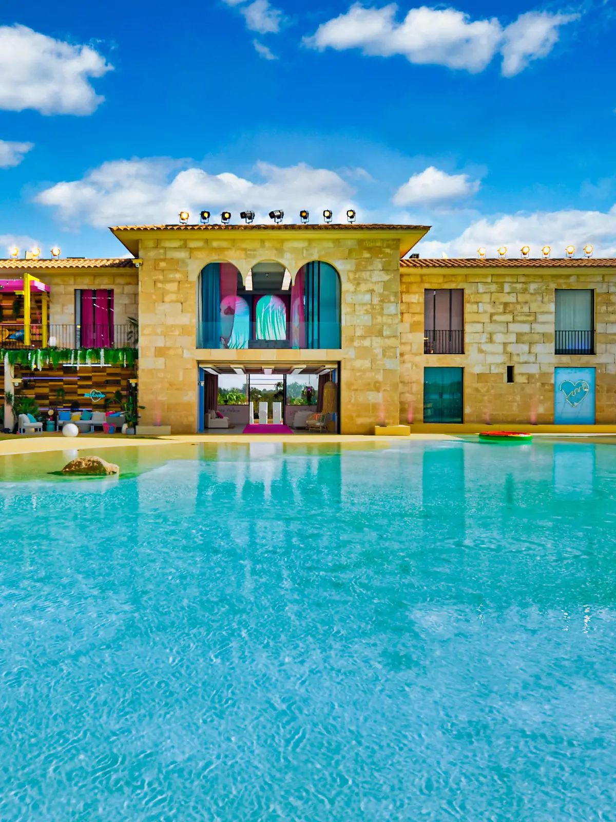 Bild zu: "So fett ist die „Love Island“-Villa"