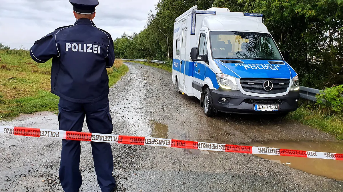  Fund von Leichenteilen 26.08.2021, B174, Gornau Die Kriminalpolizei Chemnitz hat in enger Abstimmung mit der Staatsanwaltschaft Chemnitz Ermittlungen wegen des Verdachts eines nichtnatürlichen Todesfalles aufgenommen. Nach einem Bürgerhinweis hatten Polizisten am frühen Nachmittag Teile einer menschlichen Leiche an einem Feld nahe der B 174 gefunden. Der Fundort wurde abgesperrt und sofort die Spurensicherung eingeleitet. Im Zuge der Maßnahmen war auch ein Polizeihubschrauber zum Einsatz gekommen. Ebenso wurden vor Ort ein Spezialhund und ein Rechtsmediziner hinzugezogen. Eine Identifizierung der Person ist jedoch bislang nicht möglich und muss im Zuge einer Obduktion erfolgen. Ebenso sind derzeit aufgrund der augenscheinlich längeren