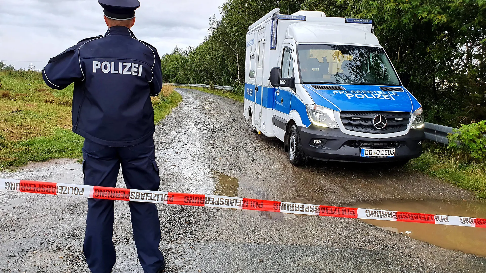 Fund von Leichenteilen 26.08.2021, B174, Gornau Die Kriminalpolizei Chemnitz hat in enger Abstimmung mit der Staatsanwaltschaft Chemnitz Ermittlungen wegen des Verdachts eines nichtnatürlichen Todesfalles aufgenommen. Nach einem Bürgerhinweis hatten Polizisten am frühen Nachmittag Teile einer menschlichen Leiche an einem Feld nahe der B 174 gefunden. Der Fundort wurde abgesperrt und sofort die Spurensicherung eingeleitet. Im Zuge der Maßnahmen war auch ein Polizeihubschrauber zum Einsatz gekommen. Ebenso wurden vor Ort ein Spezialhund und ein Rechtsmediziner hinzugezogen. Eine Identifizierung der Person ist jedoch bislang nicht möglich und muss im Zuge einer Obduktion erfolgen. Ebenso sind derzeit aufgrund der augenscheinlich längeren