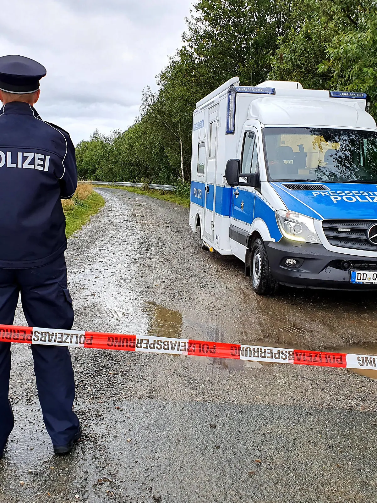  Fund von Leichenteilen 26.08.2021, B174, Gornau Die Kriminalpolizei Chemnitz hat in enger Abstimmung mit der Staatsanwaltschaft Chemnitz Ermittlungen wegen des Verdachts eines nichtnatürlichen Todesfalles aufgenommen. Nach einem Bürgerhinweis hatten Polizisten am frühen Nachmittag Teile einer menschlichen Leiche an einem Feld nahe der B 174 gefunden. Der Fundort wurde abgesperrt und sofort die Spurensicherung eingeleitet. Im Zuge der Maßnahmen war auch ein Polizeihubschrauber zum Einsatz gekommen. Ebenso wurden vor Ort ein Spezialhund und ein Rechtsmediziner hinzugezogen. Eine Identifizierung der Person ist jedoch bislang nicht möglich und muss im Zuge einer Obduktion erfolgen. Ebenso sind derzeit aufgrund der augenscheinlich längeren