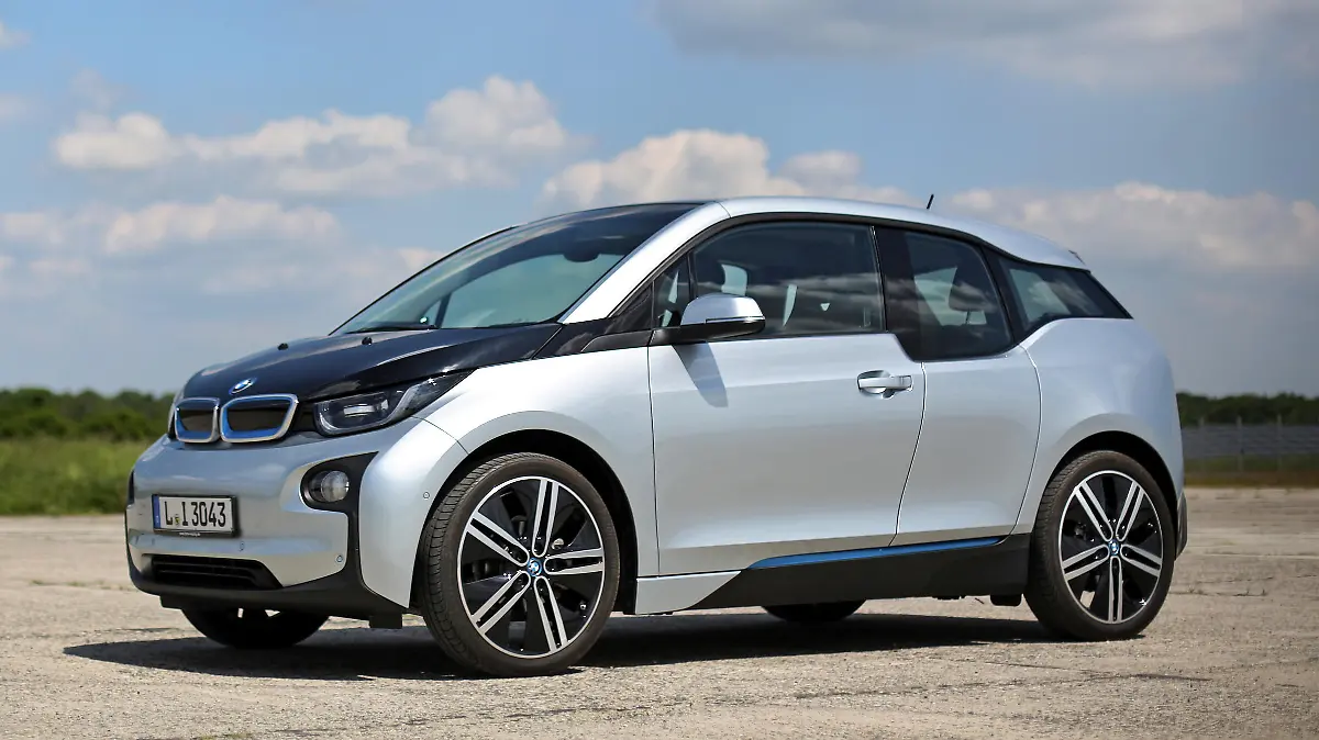 Ein elektrisch angetriebener BMW i3 steht am 20.05.2016 bei Brandis (Sachsen). Das mit einer Carbon-Karosserie versehene Fahrzeug wird mit einem 125 Kilowatt (170 PS) starken Elektromotor und wahlweise auch mit einem Range Extender angeboten. Foto: Jan Woitas