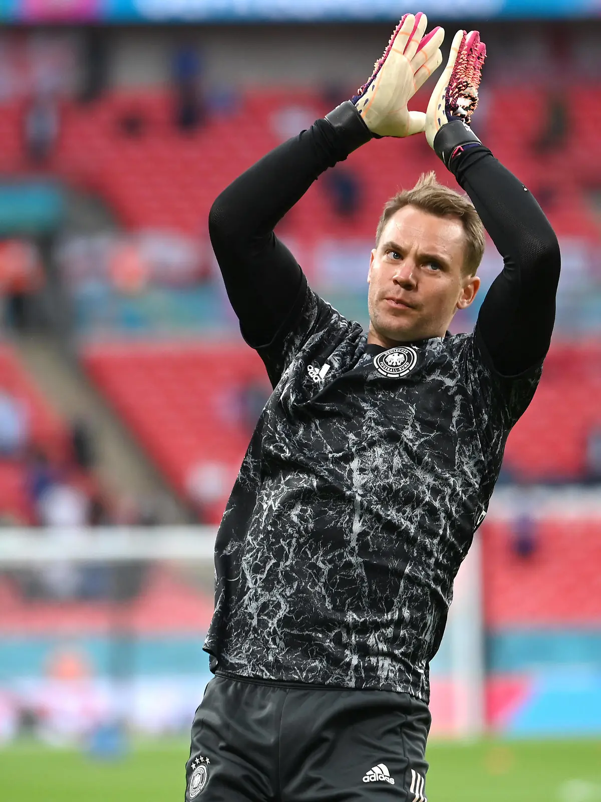 Torwart Manuel NEUER GER beim Aufwaermen, Aktion,Einzelbild,angeschnittenes Einzelmotiv,Halbfigur,halbe Figur. Achtelfinale, Spiel M44, England ENG - Deutschland GER 2-0 am 29.06.2021 in London / Wembley Stadion. Fussball EM 2020 vom 11.06.2021-11.07.2021. *** Goalkeeper Manuel NEUER GER while warming up, action, single picture, cut single motive, half figure, half figure eighth final, play M44, England ENG Germany GER 2 0 on 29 06 2021 in London Wembley stadium football EM 2020 of 11 06 2021 11 07 2021 