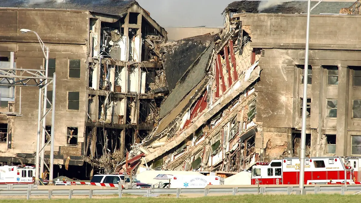 Schwere Schäden am Pentagon in Arlington nach dem Terroranschlag vom 11.09.2001 PUBLICATIONxINxGERxSUIxAUTxHUNxONLY nav2001091201
serious Damage at Pentagon in Arlington after the Terrorist attack of 11 09 2001 PUBLICATIONxINxGERxSUIxAUTxHUNxONLY nav2001091201