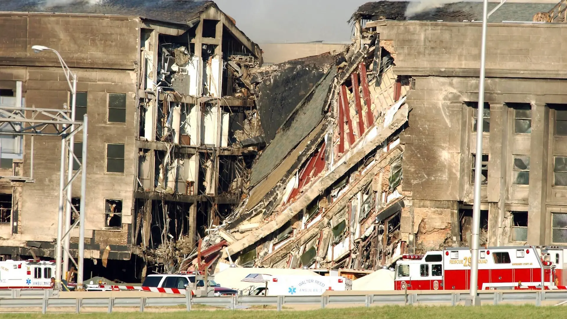 Schwere Schäden am Pentagon in Arlington nach dem Terroranschlag vom 11.09.2001 PUBLICATIONxINxGERxSUIxAUTxHUNxONLY nav2001091201
serious Damage at Pentagon in Arlington after the Terrorist attack of 11 09 2001 PUBLICATIONxINxGERxSUIxAUTxHUNxONLY nav2001091201