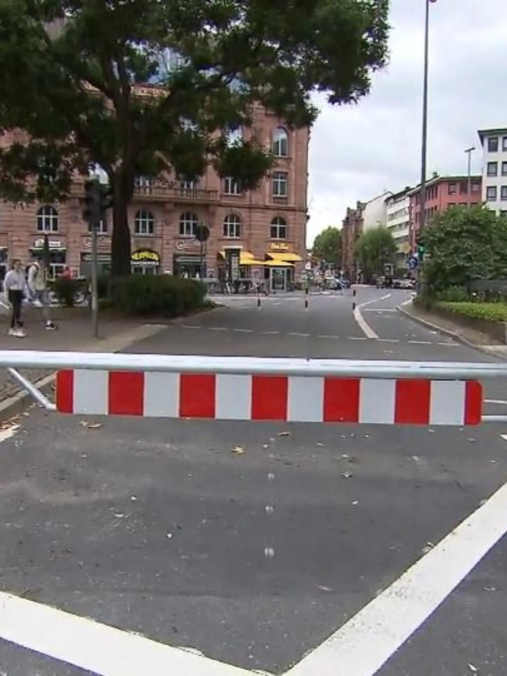 Gemütlich einen Kaffee trinken, Freunde treffen und in den kleinen Läden bummeln – der Oeder Weg in Frankfurt ist eine beliebte Einkaufsstraße mitten in Frankfurt. Hier reihen sich Traditionsgeschäfte neben hippen Cafés und bieten der Kundschaft ein Einkaufserlebnis auf rund 1,3 Kilometern Länge. Aber wie lange geht das noch gut? Eine Maßnahme der Stadt sorgt jetzt für Unmut.