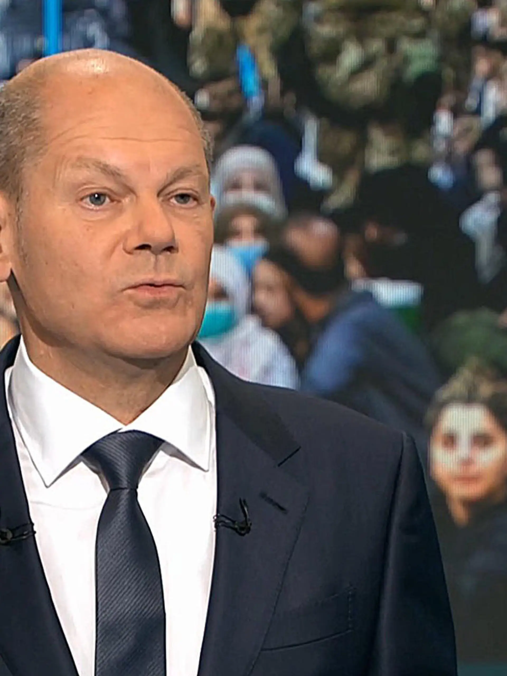 29.08.2021, Berlin: Kanzlerkandidat Olaf Scholz (SPD) steht bei der Sendung im Fernseh-Studio in Berlin-Adlershof. Die Kanzlerkandidaten von Bündnis 90/Grüne, CDU und SPD, - Baerbock, Laschet, Scholz treffen in einer ersten TV Diskussion bei RTL und ntv aufeinander. Foto: --/RTL/dpa - ACHTUNG: Nur zur redaktionellen Verwendung im Zusammenhang mit der aktuellen Berichterstattung und nur mit vollständiger Nennung des vorstehenden Credits Screenshots sind ausschließlich für redaktionelle Zwecke in direktem Bezug zu der RTL-Sendung ·Das Triell: Baerbock, Laschet, Scholz - Im direkten Schlagabtausch!· und der Quellenangabe ·Foto: RTL· zu nutzen. Es dürfen ausschließlich unbeschnittene Bilder, immer im dem RTL-Logo-Insert oben links im Bild, verbreitet werden. Bilder und Texte dürfen nicht sinnentstellend oder verfälscht verwendet werden. Jede Verfälschung sowie Verwendung, die zur Herabwürdigung abgebildeter Personen führen kann, ist unzulässig und macht den Journalisten schadensersatzpflichtig +++ dpa-Bildfunk +++