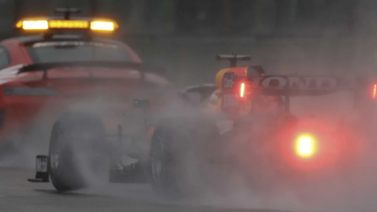 2021-08-29 18:20:28 SPA FRANCORCHAMPS - Max Verstappen im Einsatz hinter dem Safety Car auf der Rennstrecke von Spa-Francorchamps. Verstappen gewann den Großen Preis von Belgien nach 3 Runden hinter dem Safety Car. REMKO DE WAAL