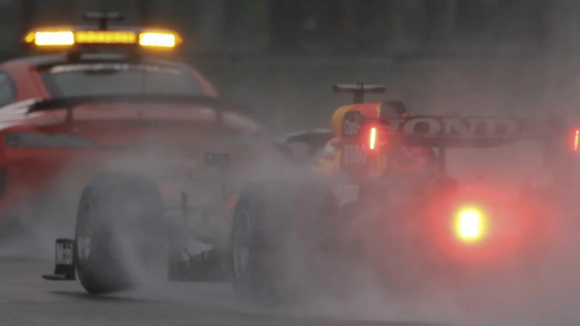 2021-08-29 18:20:28 SPA FRANCORCHAMPS - Max Verstappen im Einsatz hinter dem Safety Car auf der Rennstrecke von Spa-Francorchamps. Verstappen gewann den Großen Preis von Belgien nach 3 Runden hinter dem Safety Car. REMKO DE WAAL