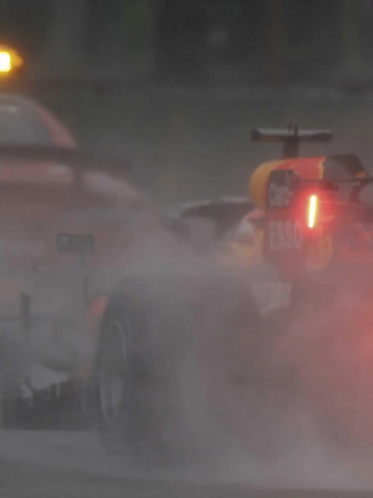 2021-08-29 18:20:28 SPA FRANCORCHAMPS - Max Verstappen im Einsatz hinter dem Safety Car auf der Rennstrecke von Spa-Francorchamps. Verstappen gewann den Großen Preis von Belgien nach 3 Runden hinter dem Safety Car. REMKO DE WAAL