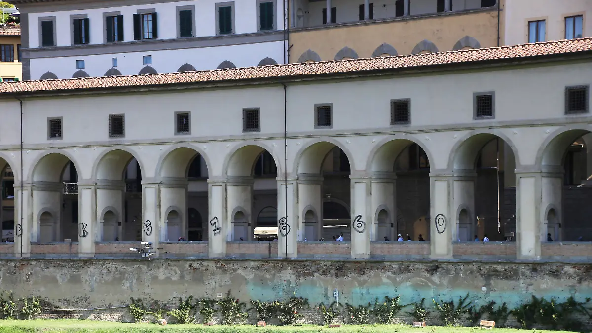 23.08.2023, Italien, Florenz: Personen haben in der Nacht zu Mittwoch auf die Säulen des berühmten Vasari-Korridors, der die Gemäldegalerie Uffizien mit dem Palazzo Pitti verbindet, mit schwarzer Farbe die Buchstaben und Zahlen «DKS 1860» gemalt und zudem den Innenbereich beschmiert. Foto: Luca Moggi/LaPresse/AP/dpa +++ dpa-Bildfunk +++
