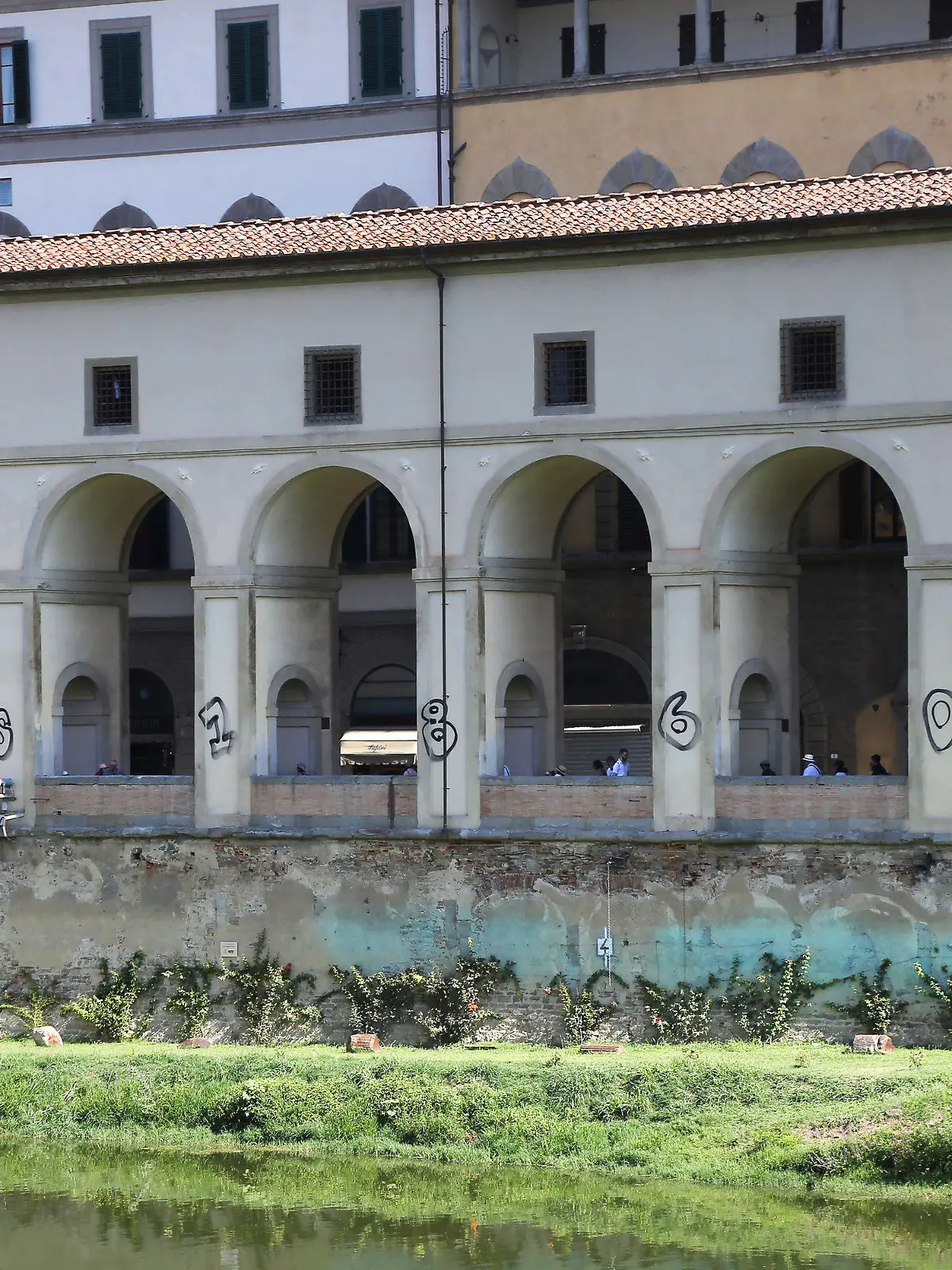 23.08.2023, Italien, Florenz: Personen haben in der Nacht zu Mittwoch auf die Säulen des berühmten Vasari-Korridors, der die Gemäldegalerie Uffizien mit dem Palazzo Pitti verbindet, mit schwarzer Farbe die Buchstaben und Zahlen «DKS 1860» gemalt und zudem den Innenbereich beschmiert. Foto: Luca Moggi/LaPresse/AP/dpa +++ dpa-Bildfunk +++