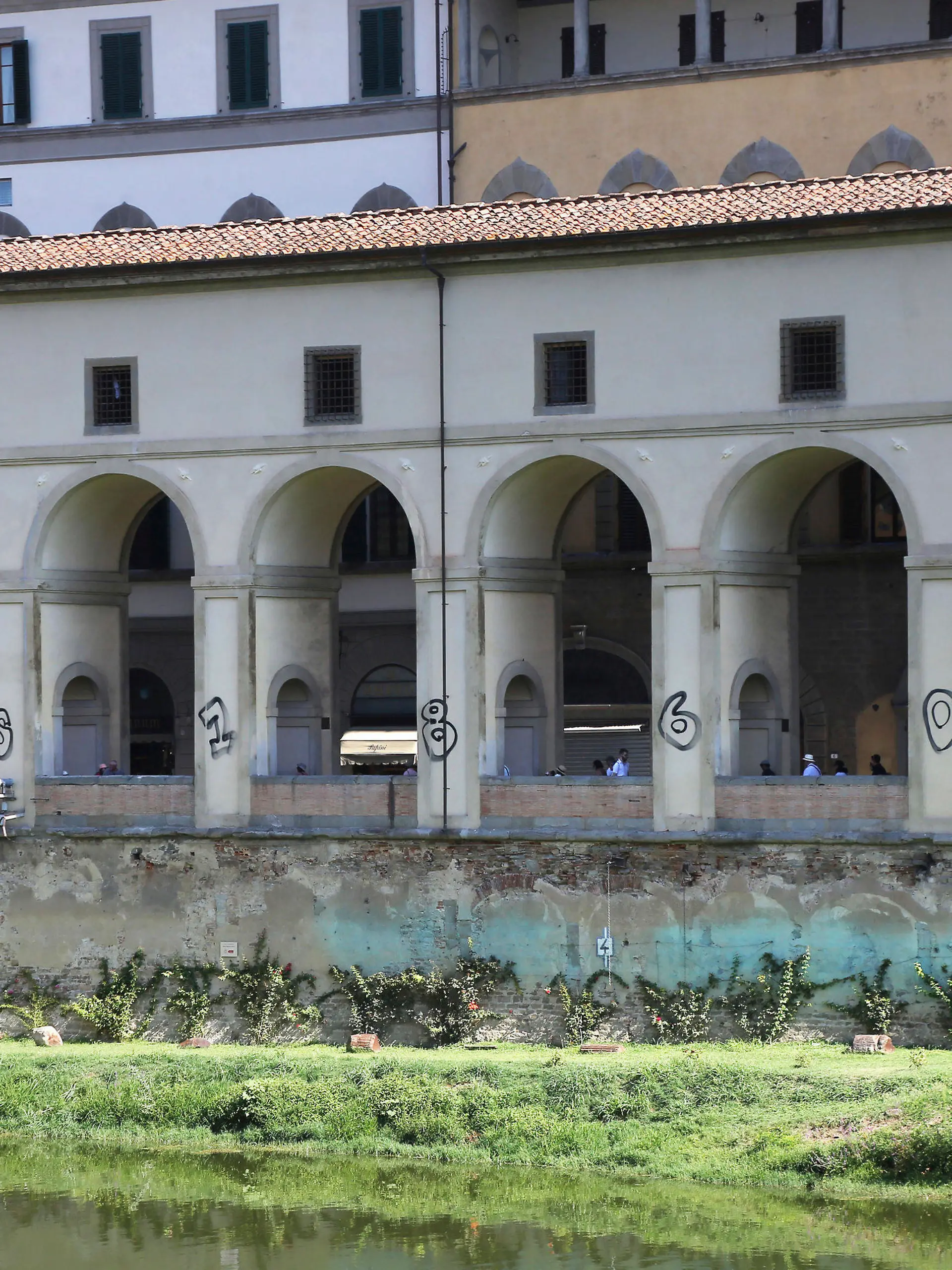 23.08.2023, Italien, Florenz: Personen haben in der Nacht zu Mittwoch auf die Säulen des berühmten Vasari-Korridors, der die Gemäldegalerie Uffizien mit dem Palazzo Pitti verbindet, mit schwarzer Farbe die Buchstaben und Zahlen «DKS 1860» gemalt und zudem den Innenbereich beschmiert. Foto: Luca Moggi/LaPresse/AP/dpa +++ dpa-Bildfunk +++