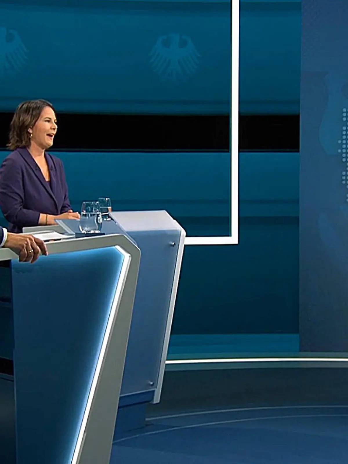 29.08.2021, Berlin: Die Kanzlerkandidaten Armin Laschet (l-r, CDU), Annalena Baerbock (Bündnis 90/Die Grünen) und Olaf Scholz (SPD) stehen bei der Sendung im Fernseh-Studio in Berlin-Adlershof. Die Kanzlerkandidaten von Bündnis 90/Grüne, CDU und SPD, - Baerbock, Laschet, Scholz treffen in einer ersten TV Diskussion bei RTL und ntv aufeinander. Foto: --/RTL/dpa - ACHTUNG: Nur zur redaktionellen Verwendung im Zusammenhang mit der aktuellen Berichterstattung und nur mit vollständiger Nennung des vorstehenden Credits Screenshots sind ausschließlich für redaktionelle Zwecke in direktem Bezug zu der RTL-Sendung ·Das Triell: Baerbock, Laschet, Scholz - Im direkten Schlagabtausch!· und der Quellenangabe ·Foto: RTL· zu nutzen. Es dürfen ausschließlich unbeschnittene Bilder, immer im dem RTL-Logo-Insert oben links im Bild, verbreitet werden. Bilder und Texte dürfen nicht sinnentstellend oder verfälscht verwendet werden. Jede Verfälschung sowie Verwendung, die zur Herabwürdigung abgebildeter Personen führen kann, ist unzulässig und macht den Journalisten schadensersatzpflichtig +++ dpa-Bildfunk +++