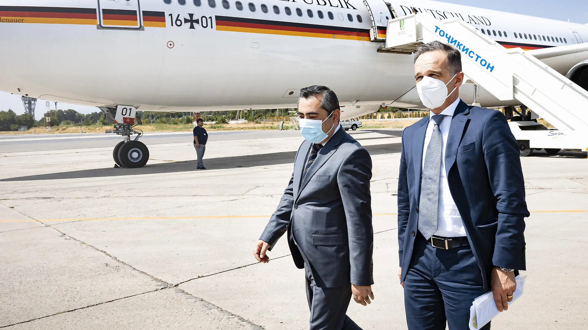 Bundesaussenminister Heiko Maas, SPD, aufgenommen bei Ankunft auf dem Flughafen in Duschanbe. 30.08.2021. Duschanbe Tadschikistan *** Federal Foreign Minister Heiko Maas, SPD, photographed on arrival at the airport in Dushanbe 30 08 2021 Dushanbe Tajikistan Copyright: xFelixxZahn/photothek.netx