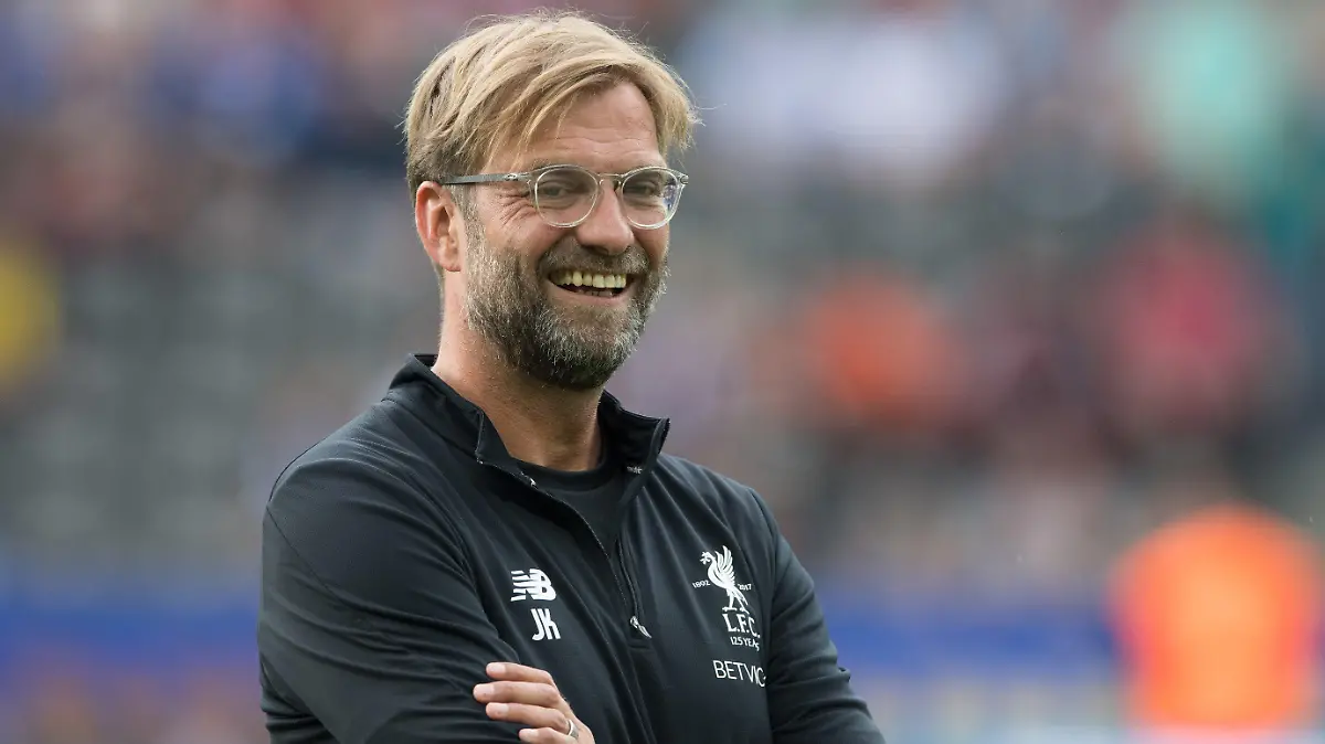 ARCHIV - 29.07.2017, Berlin: Trainer Jürgen Klopp vom englischen Fußballmeister FC Liverpool lächelt vor dem Freundschaftsspiel Hertha BSC - FC Liverpool im Olympiastadium. Klopp kann sich vorstellen, eines Tages Trainer der deutschen Fußball-Nationalmannschaft zu werden - allerdings nicht in nächster Zeit. Foto: Soeren Stache/dpa +++ dpa-Bildfunk +++