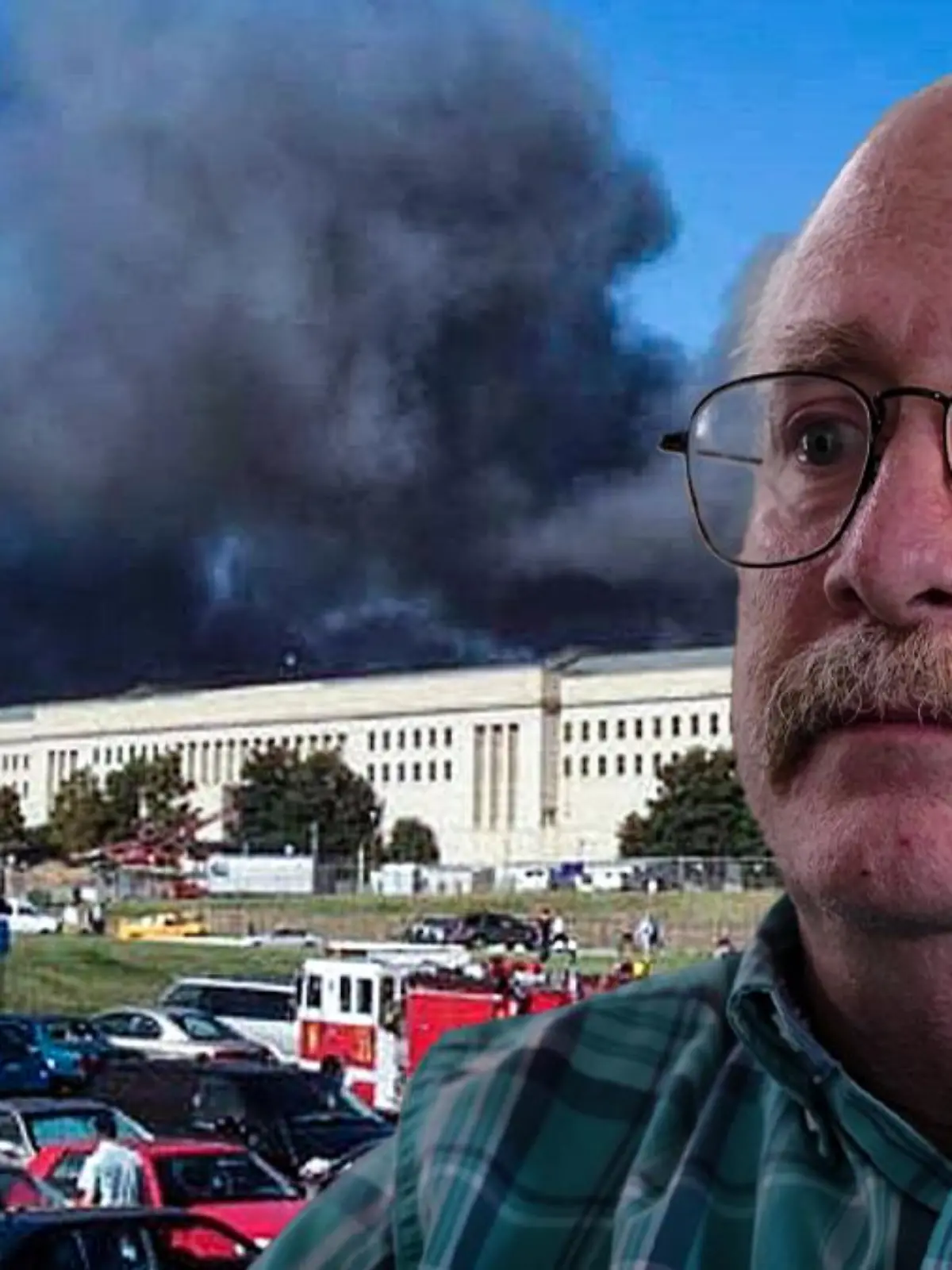 Vaughn Allex vor dem brennenden Pentagon (Fotomontage).