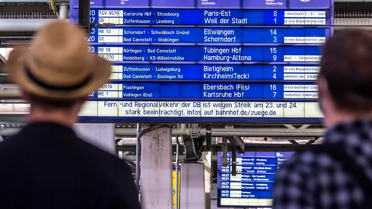 News Bilder des Tages Zweiter Streik der GDL Lokführer innerhalb weniger Tage. Infotafel im Hauptbahnhof Stuttgart. Auf Kunden der Deutschen Bahn kommen Streiktage mit Zugausfällen und Verspätungen zu. // 22.08.2021: Deutschland, Baden-Württemberg, Stuttgart. *** Second strike by GDL train drivers within a few days Information board at Stuttgart main station Deutsche Bahn customers face days of strikes with train cancellations and delays 22 08 2021 Germany, Baden Württemberg, Stuttgart