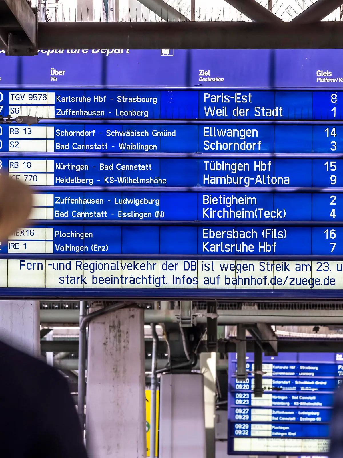 News Bilder des Tages Zweiter Streik der GDL Lokführer innerhalb weniger Tage. Infotafel im Hauptbahnhof Stuttgart. Auf Kunden der Deutschen Bahn kommen Streiktage mit Zugausfällen und Verspätungen zu. // 22.08.2021: Deutschland, Baden-Württemberg, Stuttgart. *** Second strike by GDL train drivers within a few days Information board at Stuttgart main station Deutsche Bahn customers face days of strikes with train cancellations and delays 22 08 2021 Germany, Baden Württemberg, Stuttgart