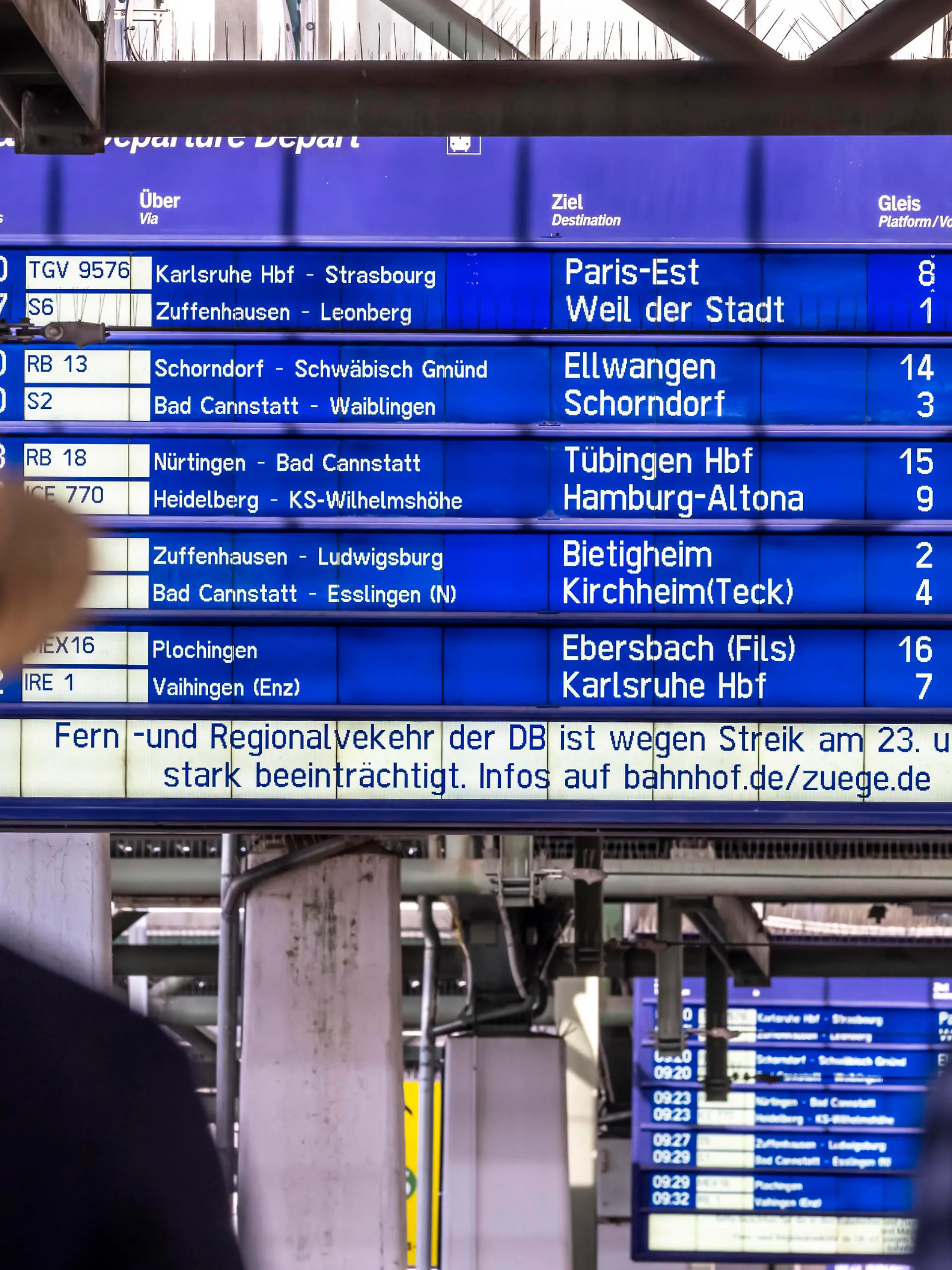 News Bilder des Tages Zweiter Streik der GDL Lokführer innerhalb weniger Tage. Infotafel im Hauptbahnhof Stuttgart. Auf Kunden der Deutschen Bahn kommen Streiktage mit Zugausfällen und Verspätungen zu. // 22.08.2021: Deutschland, Baden-Württemberg, Stuttgart. *** Second strike by GDL train drivers within a few days Information board at Stuttgart main station Deutsche Bahn customers face days of strikes with train cancellations and delays 22 08 2021 Germany, Baden Württemberg, Stuttgart