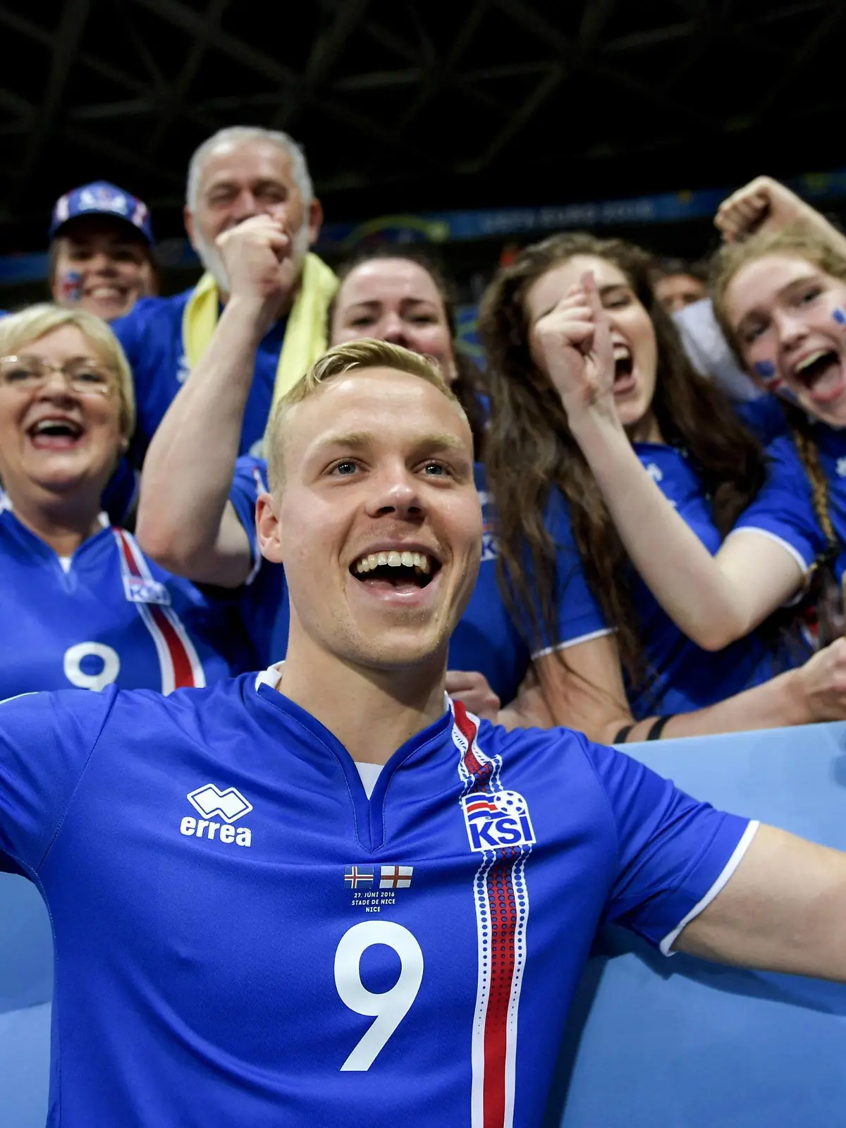 EURO 2016, England - Island  160627 Islands Kolbeinn Sigthorsson jublar med sin familj efter segern under fotbollsmatchen mellan England och Island under fotbolls-EM den 27 juni 2016 i Nice. PUBLICATIONxINxGERxSUIxONLY Copyright: JOHANNAxLUNDBERG BB160627JL103  