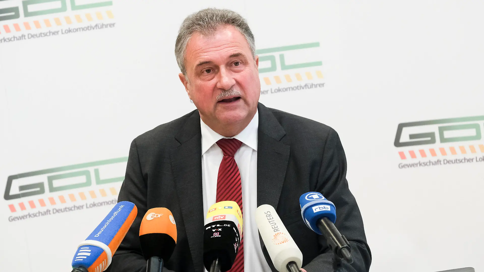  Claus Weselsky, Bundesvorsitzender der GDL, Gewerkschaft Deutscher Lokomotivführer, informiert bei der Pressekonferenz über das weitere Vorgehen im Arbeitskampf mit der Deutschen Bahn, DB im DDV Forum am 20.08.21 in Berlin Claus Weselsky GDL gibt Pressekonferenz in Berlin *** Claus Weselsky, Federal Chairman of the GDL, Gewerkschaft Deutscher Lokomotivführer, informs at the press conference about the further procedure in the industrial dispute with Deutsche Bahn, DB at the DDV Forum on 20 08 21 in Berlin Claus Weselsky GDL gives press conference in Berlin