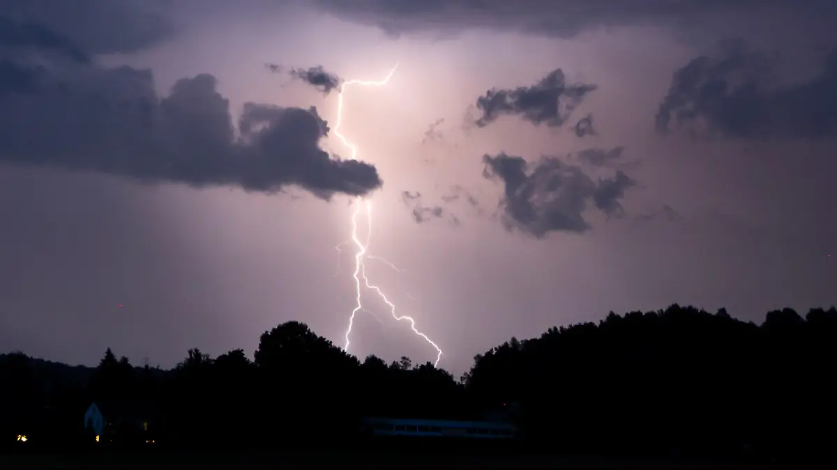 20.06.2021, Bayer, Neumarkt: Ein Blitz erhellt den Nachthimmel. Heftige Regenfälle und Gewitter haben in Mittel- und Oberfranken in der Nacht zum Montag für überflutete Keller und Straßen sowie umgefallene Bäume und einer Vielzahl von Sachschäden gesorgt. Foto: Tobias Hartl/Vifogra/dpa +++ dpa-Bildfunk +++