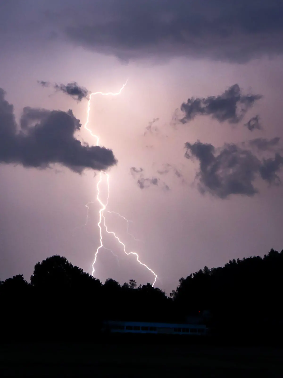 20.06.2021, Bayer, Neumarkt: Ein Blitz erhellt den Nachthimmel. Heftige Regenfälle und Gewitter haben in Mittel- und Oberfranken in der Nacht zum Montag für überflutete Keller und Straßen sowie umgefallene Bäume und einer Vielzahl von Sachschäden gesorgt. Foto: Tobias Hartl/Vifogra/dpa +++ dpa-Bildfunk +++