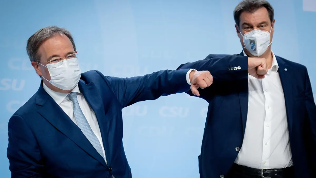21.06.2021, Berlin: Armin Laschet (l), CDU-Kanzlerkandidat, CDU-Bundesvorsitzender und Ministerpräsident von Nordrhein-Westfalen, und Markus Söder, CSU-Vorsitzender und Ministerpräsident von Bayern, begrüßen sich bei der Klausur der Spitzen von CDU und CSU zur Verabschiedung des Wahlprogramms für die Bundestagswahl. Foto: Kay Nietfeld/dpa +++ dpa-Bildfunk +++