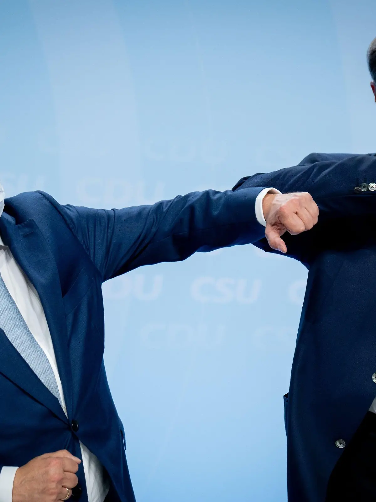 21.06.2021, Berlin: Armin Laschet (l), CDU-Kanzlerkandidat, CDU-Bundesvorsitzender und Ministerpräsident von Nordrhein-Westfalen, und Markus Söder, CSU-Vorsitzender und Ministerpräsident von Bayern, begrüßen sich bei der Klausur der Spitzen von CDU und CSU zur Verabschiedung des Wahlprogramms für die Bundestagswahl. Foto: Kay Nietfeld/dpa +++ dpa-Bildfunk +++