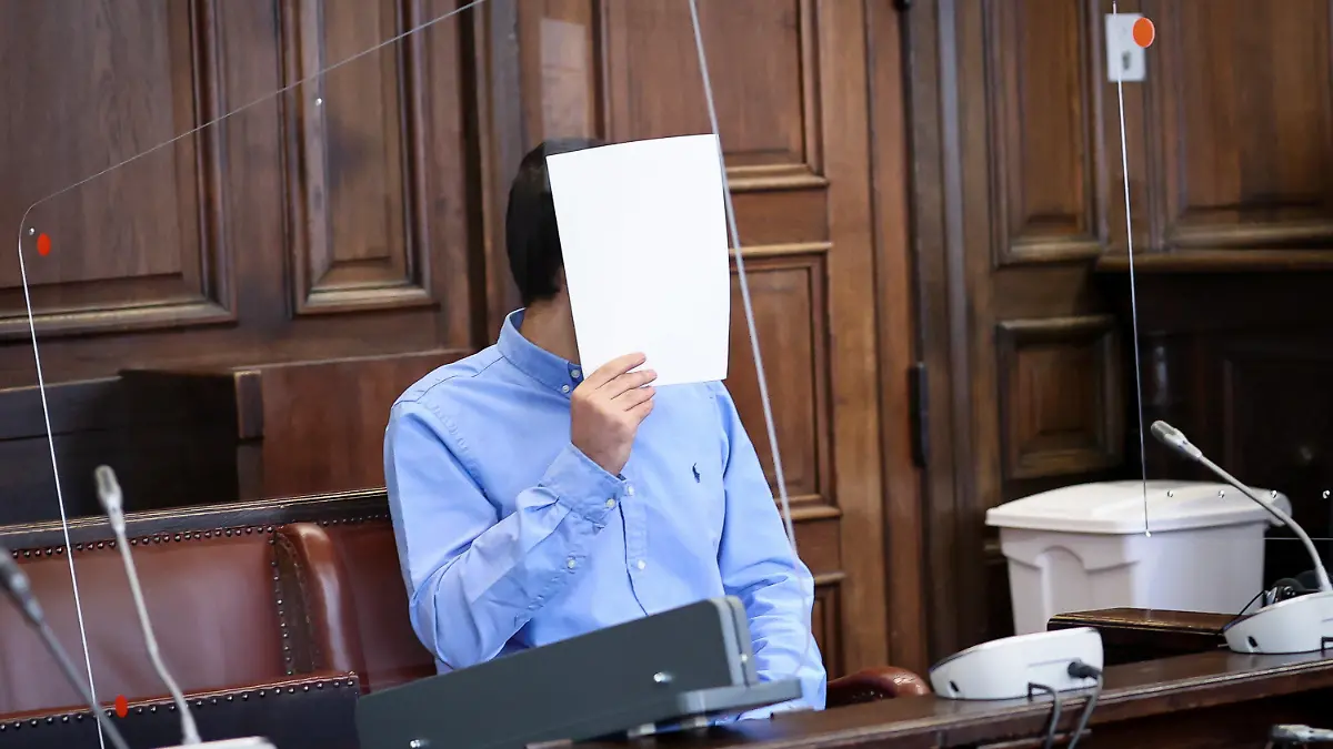 31.08.2021, Hamburg: Der Angeklagte sitzt zu Beginn seines Prozesses im Gerichtssaal im Strafjustizgebäude. Der 23-Jährige muss sich wegen Mordversuchs in zwei Fällen, Verbreitung pornografischer Inhalte und anderer Straftaten vor dem Landgericht Hamburg verantworten. Foto: Christian Charisius/dpa/Pool/dpa +++ dpa-Bildfunk +++