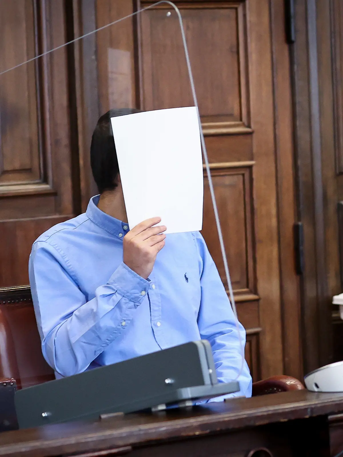 31.08.2021, Hamburg: Der Angeklagte sitzt zu Beginn seines Prozesses im Gerichtssaal im Strafjustizgebäude. Der 23-Jährige muss sich wegen Mordversuchs in zwei Fällen, Verbreitung pornografischer Inhalte und anderer Straftaten vor dem Landgericht Hamburg verantworten. Foto: Christian Charisius/dpa/Pool/dpa +++ dpa-Bildfunk +++
