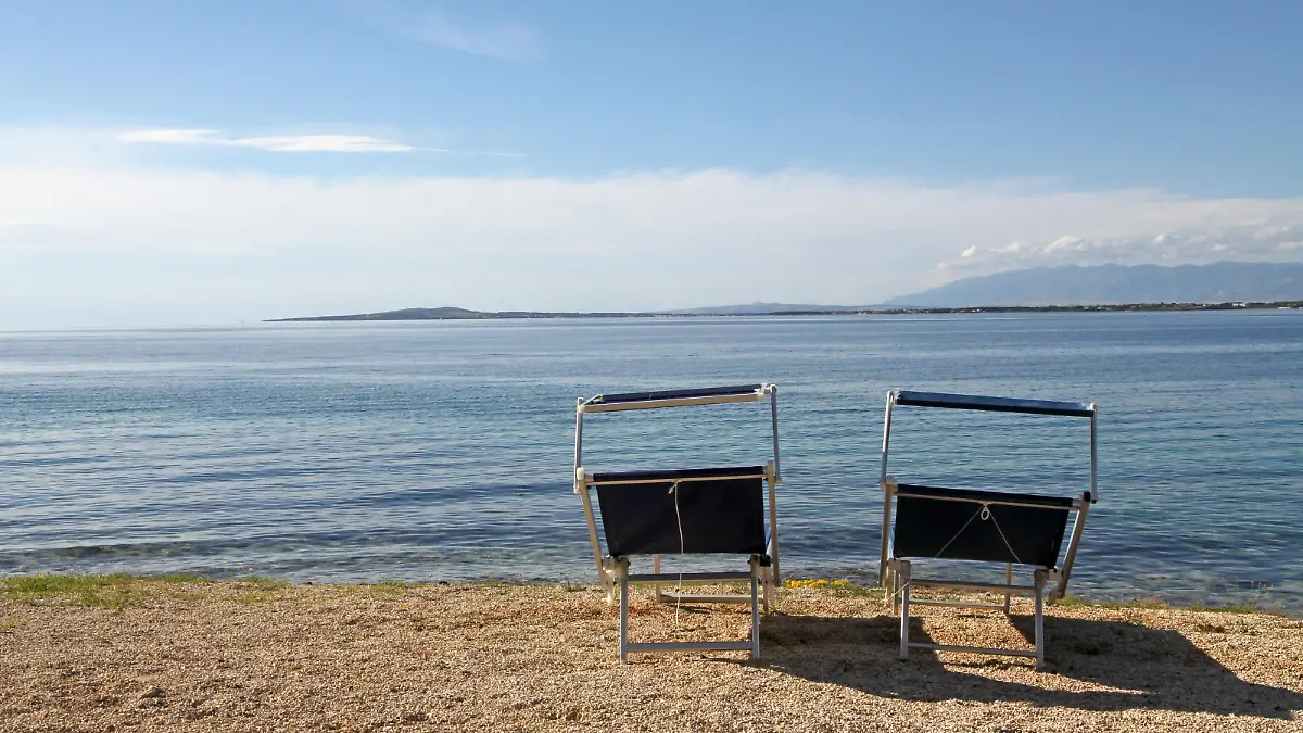 Sonnenliegen am Strand