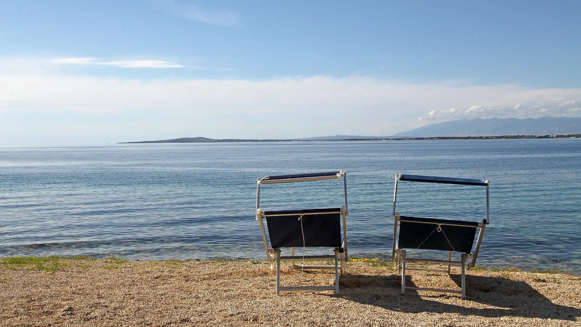 Sonnenliegen am Strand