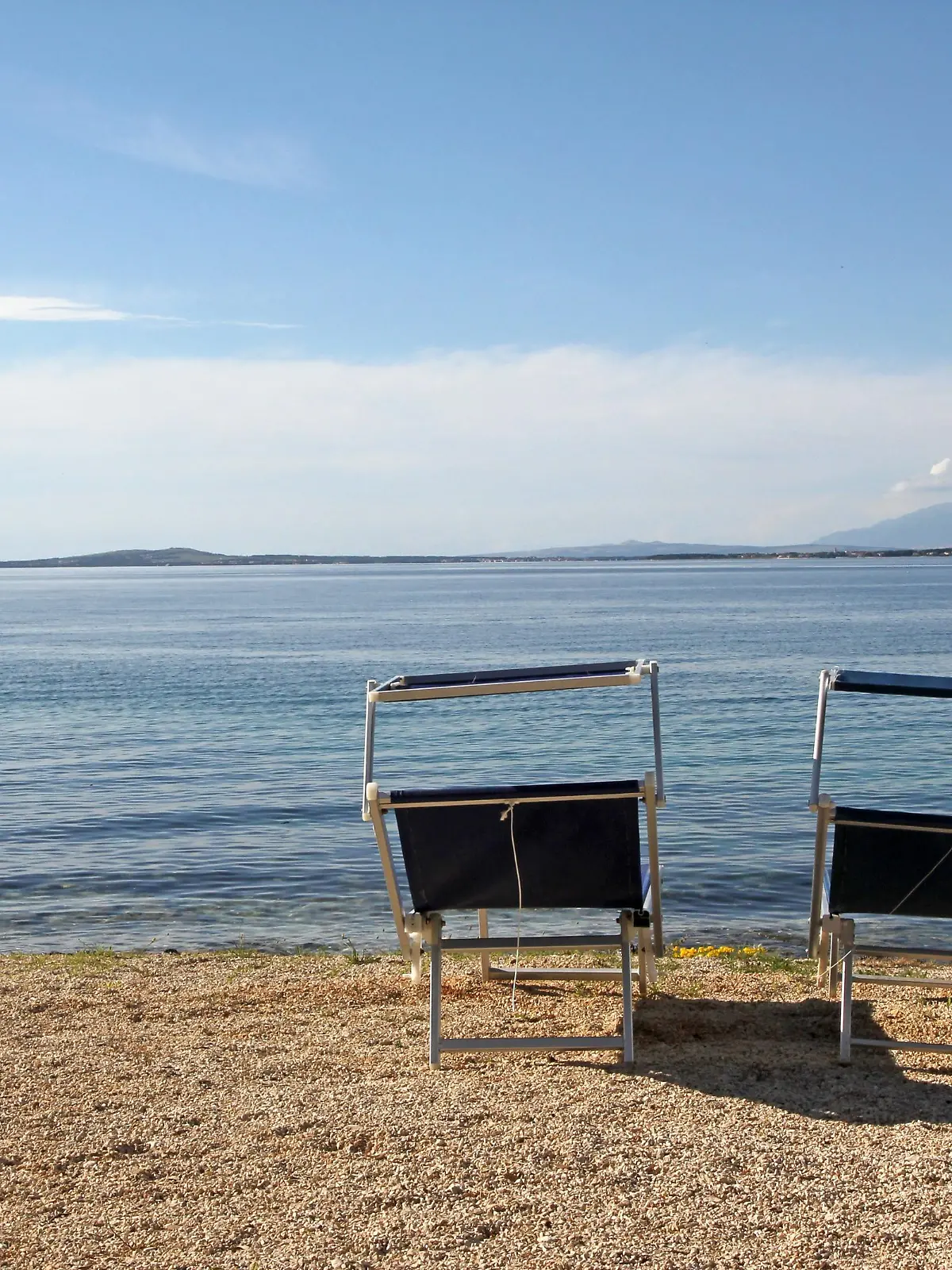 Sonnenliegen am Strand