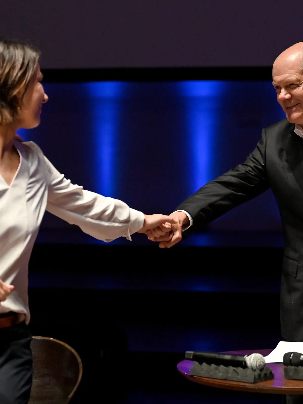 30.08.2021, Brandenburg, Potsdam: Annalena Baerbock (Bündnis 90/Die Grünen), Bundeskanzlerkandidatin, und Olaf Scholz (SPD), Bundeskanzlerkandidat, nehmen an der Diskussionsrunde der Märkischen Allgemeinen Zeitung teil. Foto: Britta Pedersen/dpa-Zentralbild/dpa +++ dpa-Bildfunk +++