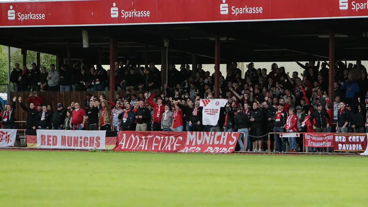 Regionalliga Bayern TSV 1860 Rosenheim - FC Bayern Muenchen II 27.08.2021 Fans der Bayern machen ordentlich Stimmung in Rosenheim *** Regionalliga Bayern TSV 1860 Rosenheim FC Bayern Muenchen II 27 08 2021 Fans of Bayern make a good atmosphere in Rosenheim Copyright: xBEAUTIFULxSPORTS/Goldbergx