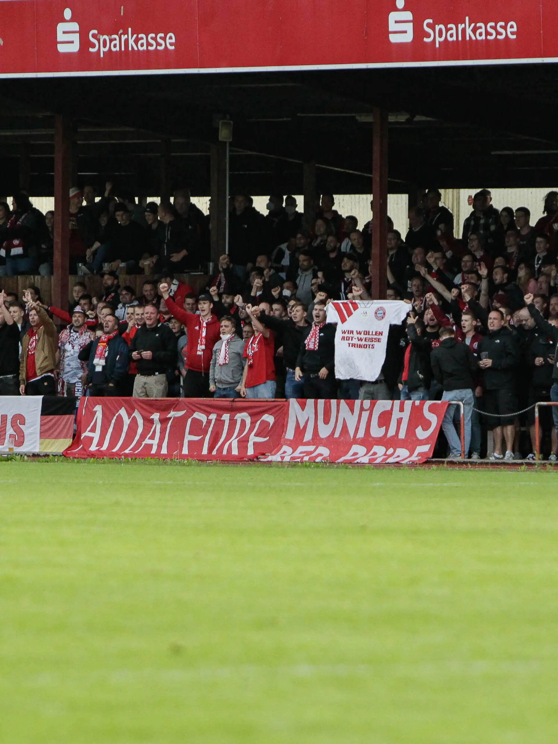  Regionalliga Bayern TSV 1860 Rosenheim - FC Bayern Muenchen II 27.08.2021 Fans der Bayern machen ordentlich Stimmung in Rosenheim *** Regionalliga Bayern TSV 1860 Rosenheim FC Bayern Muenchen II 27 08 2021 Fans of Bayern make a good atmosphere in Rosenheim Copyright: xBEAUTIFULxSPORTS/Goldbergx