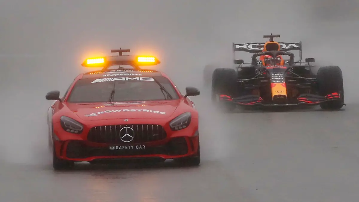 Formula One F1 - Belgian Grand Prix - Spa-Francorchamps, Spa, Belgium - August 29, 2021 General view of the safety car followed by Red Bull's Max Verstappen REUTERS/Christian Hartmann