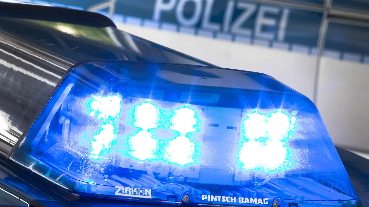 ARCHIV - 27.07.2015, Niedersachsen, Osnabrück: SYMBOLFOTO - Ein Blaulicht auf dem Dach eines Polizeiwagens. (zu dpa: «Stiftung: Hohe Dunkelziffer bei rechten Verdachtsfällen in Polizei») Foto: Friso Gentsch/dpa +++ dpa-Bildfunk +++