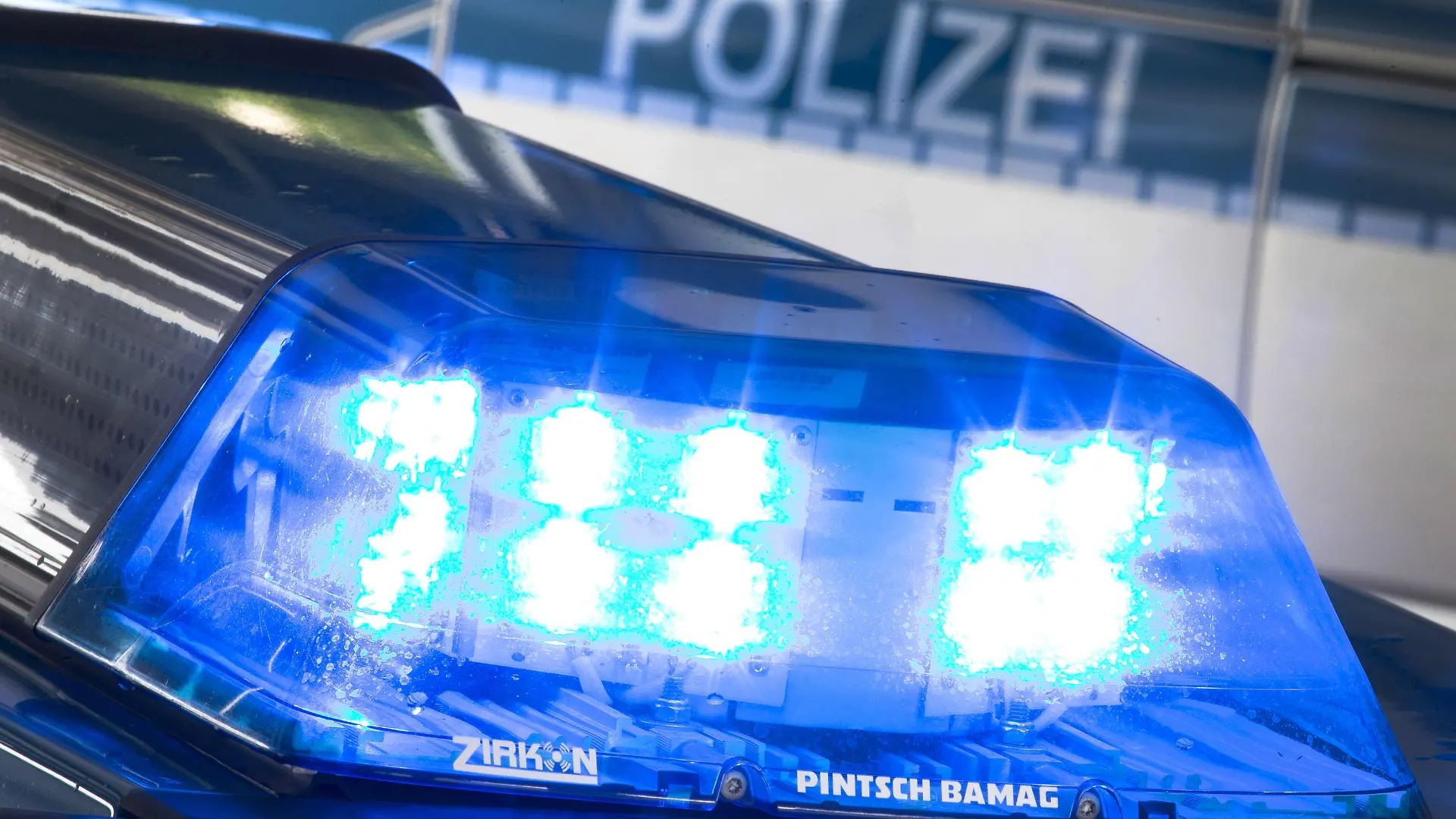 ARCHIV - 27.07.2015, Niedersachsen, Osnabrück: SYMBOLFOTO - Ein Blaulicht auf dem Dach eines Polizeiwagens. (zu dpa: «Stiftung: Hohe Dunkelziffer bei rechten Verdachtsfällen in Polizei») Foto: Friso Gentsch/dpa +++ dpa-Bildfunk +++