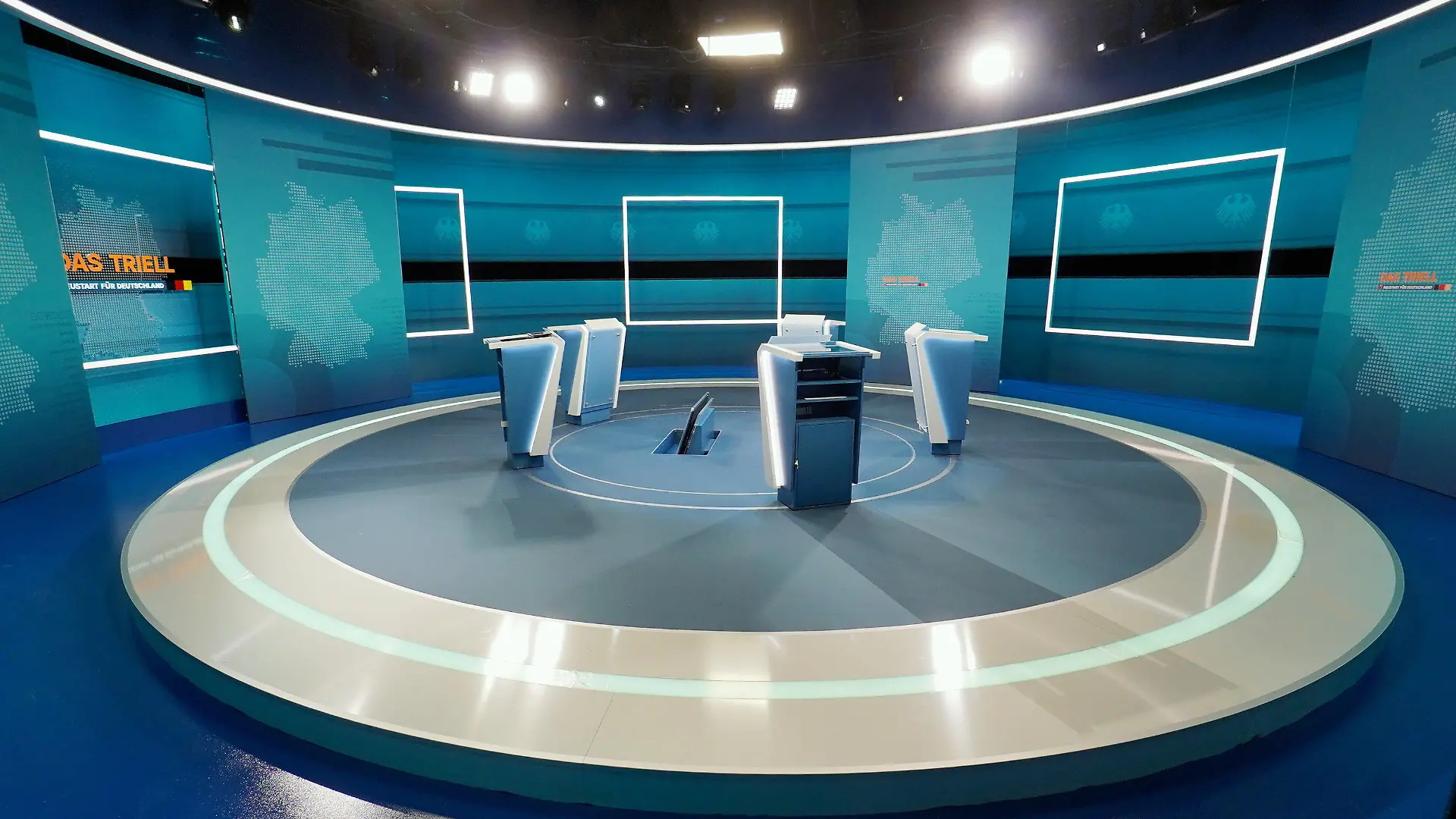 HANDOUT - 27.08.2021, Berlin: Blick in das "Das Triell"-Studio-Set im RTL Studio in Adlershof. Am kommenden Sonntag findet hier der direkte Schlagabtausch der Kanzlerkandidaten Baerbock (Bündnis 90/Die Grünen), Laschet (CDU) und Scholz (SPD) statt. Foto: Rtl / Jörg Carstensen/RTL / Jörg Carstensen/dpa - ACHTUNG: Nur zur redaktionellen Verwendung im Zusammenhang mit der aktuellen Berichterstattung und nur mit vollständiger Nennung des vorstehenden Credits +++ dpa-Bildfunk +++