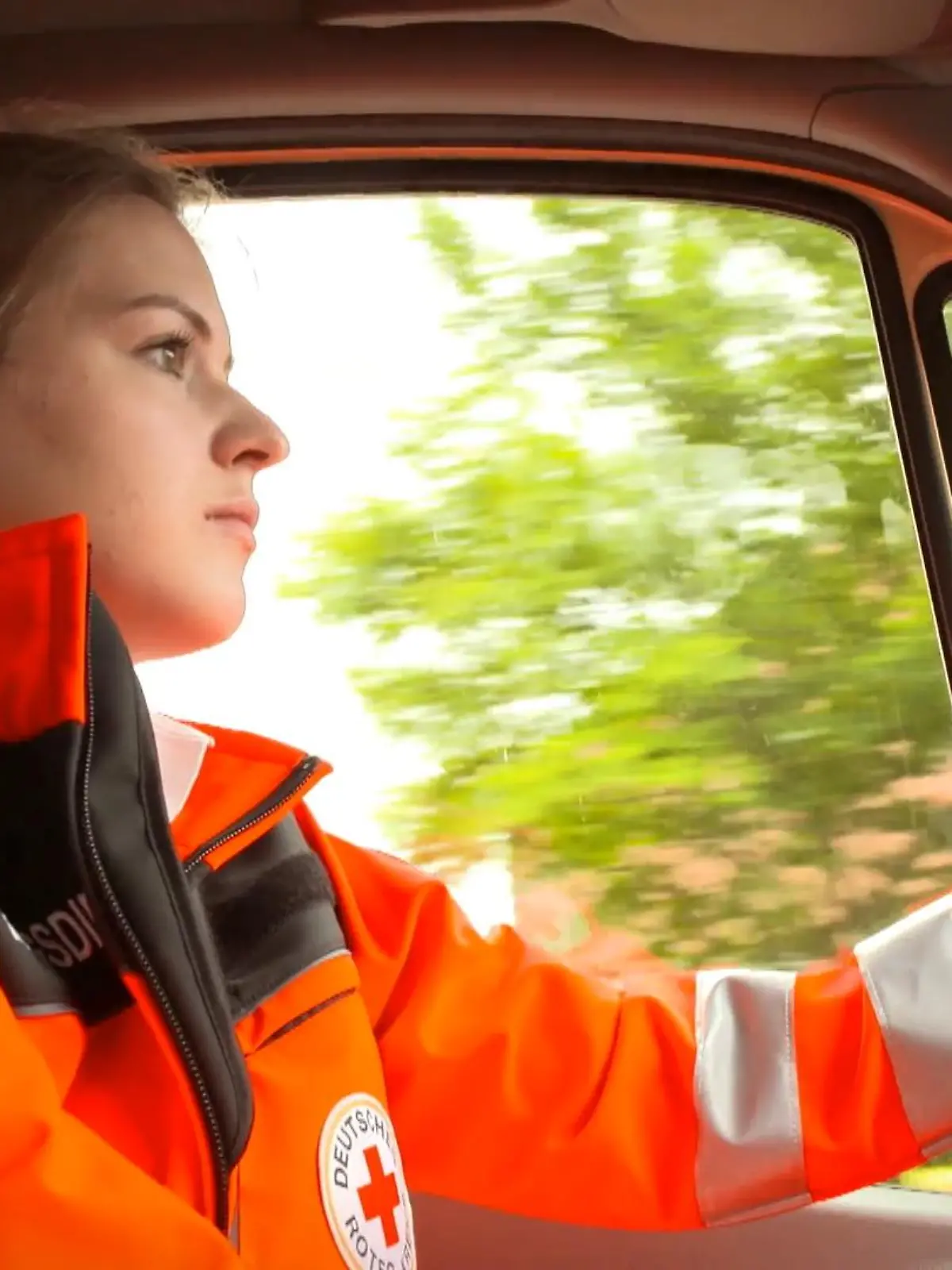 Stella-Marina ist an Tourette erkrankt. Trotzdem arbeitet die 24jährige als Rettungssanitäterin und Schwesternhelferin in einer Klinik. Und bald soll ihr großer Lebenstraum in Erfüllung gehen: Stella will Ärztin werden.