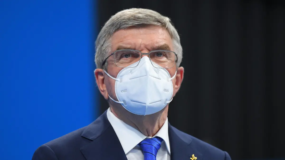 6632613 25.08.2021 International Olympic Committee IOC President Thomas Bach wears a protective face mask during the awarding ceremony after the swimming competitions at the Tokyo 2020 Paralympic Games at Tokyo Aquatics Centre in Tokyo, Japan. Ilya Pitalev / Sputnik Japan Paralympics 2020 Swimming PUBLICATIONxINxGERxSUIxAUTxONLY de98245439059825 