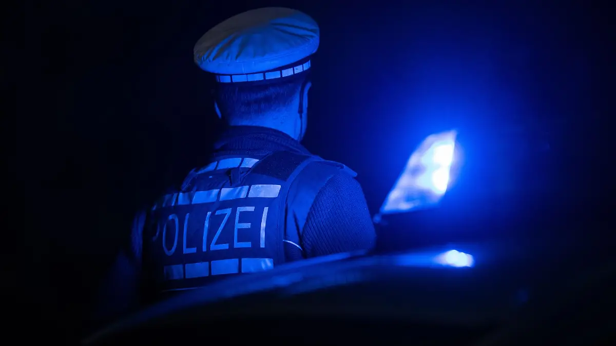 Zwei Polizisten wurden bei einem Gerangel mit dem Falschfahrer verletzt. (Symbolbild)