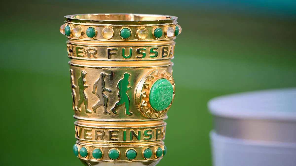  Fußball DFB-Pokal 1. Runde 1.FC Kaiserslautern - Borussia Mönchengladbach am 09.08.2021 im Fritz-Walter-Stadion in Kaiserslautern DFB Pokal DFB regulations prohibit any use of photographs as image sequences and/or quasi-video. *** Football DFB Cup 1 Round 1 FC Kaiserslautern Borussia Mönchengladbach on 09 08 2021 at Fritz Walter Stadium in Kaiserslautern DFB Cup DFB regulations prohibit any use of photographs as image sequences and or quasi video xMNx