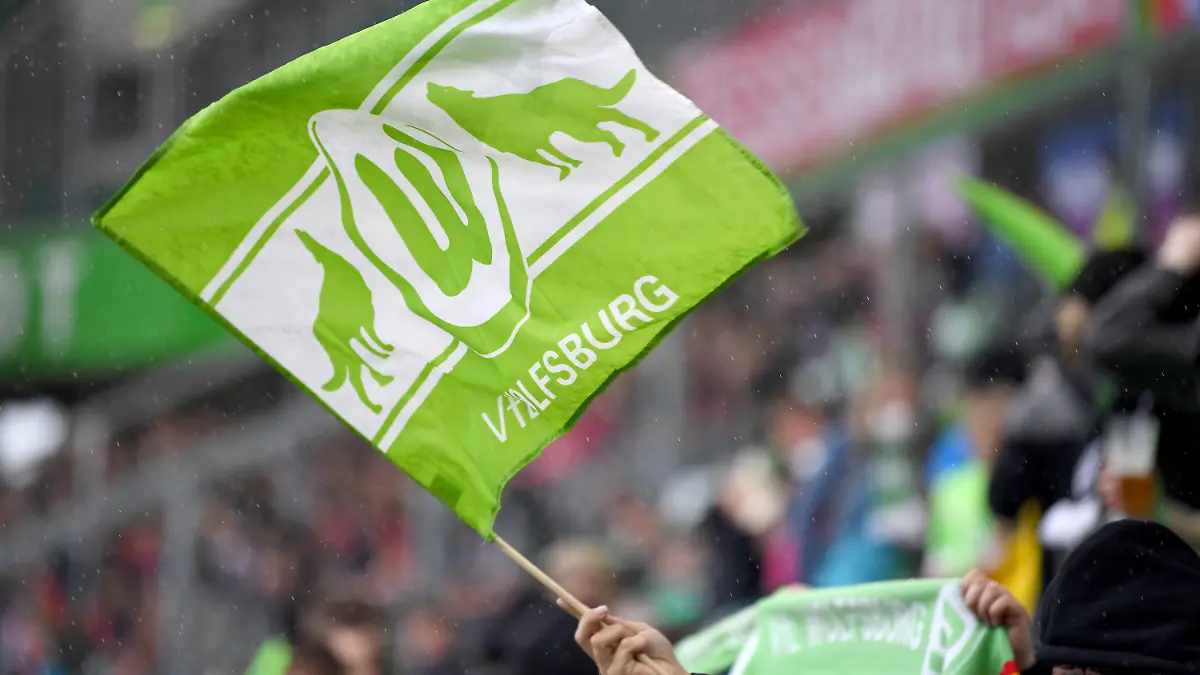 29.08.2021, Niedersachsen, Wolfsburg: Fußball: Bundesliga, VfL Wolfsburg - RB Leipzig, 3. Spieltag, in der Volkswagen Arena. Ein Fan von Wolfsburg schwenkt eine Vereinsfahne auf der Tribüne. WICHTIGER HINWEIS: Gemäß den Vorgaben der DFL Deutsche Fußball Liga bzw. des DFB Deutscher Fußball-Bund ist es untersagt, in dem Stadion und/oder vom Spiel angefertigte Fotoaufnahmen in Form von Sequenzbildern und/oder videoähnlichen Fotostrecken zu verwerten bzw. verwerten zu lassen. Foto: Swen Pförtner/dpa +++ dpa-Bildfunk +++