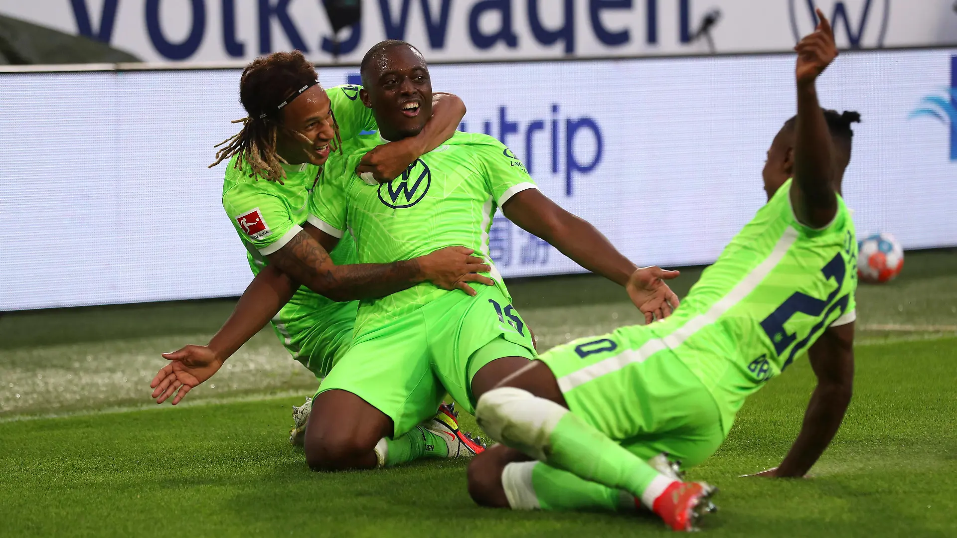 VfL vs. Leipzig, 1. BL Wolfsburg, 29.08.2021, FUßBALL - VfL Wolfsburg vs. RB Leipzig, 1. BL, Saison 2021/22, VW Arena. Bild zeigt: J r me Roussillon VfL Wolfsburg jubelt mit Kevin Mbabu VfL Wolfsburg, Ridle Baku VfL Wolfsburg nach seinem Tor zum 1:0 Wolfsburg *** VfL vs Leipzig, 1 BL Wolfsburg, 29 08 2021, FOOTBALL VfL Wolfsburg vs RB Leipzig, 1 BL, season 2021 22, VW Arena picture shows J r me Roussillon VfL Wolfsburg cheering with Kevin Mbabu VfL Wolfsburg , Ridle Baku VfL Wolfsburg after his goal for 1 0 Wolfsburg