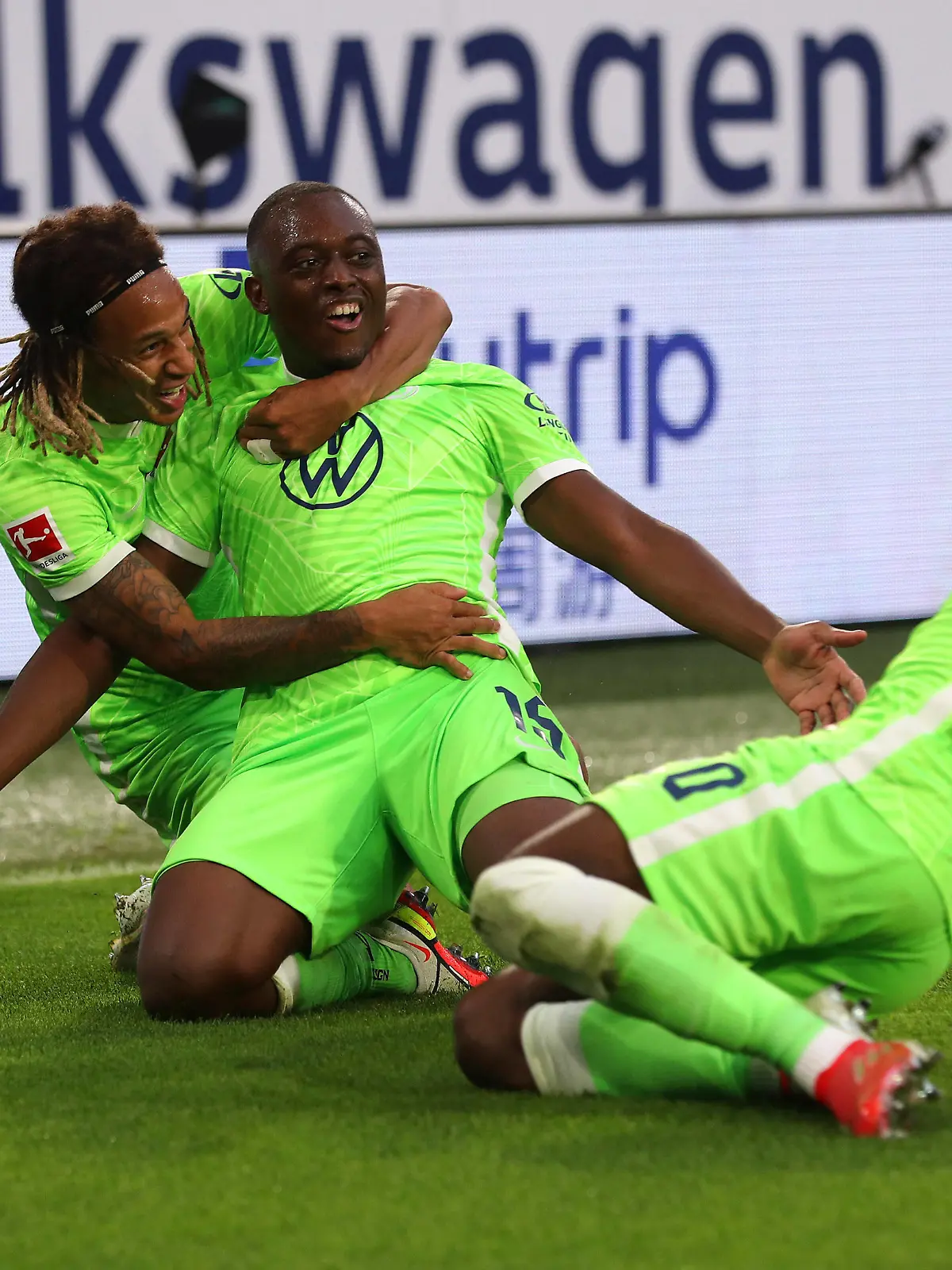 VfL vs. Leipzig, 1. BL Wolfsburg, 29.08.2021, FUßBALL - VfL Wolfsburg vs. RB Leipzig, 1. BL, Saison 2021/22, VW Arena. Bild zeigt: J r me Roussillon VfL Wolfsburg jubelt mit Kevin Mbabu VfL Wolfsburg, Ridle Baku VfL Wolfsburg nach seinem Tor zum 1:0 Wolfsburg *** VfL vs Leipzig, 1 BL Wolfsburg, 29 08 2021, FOOTBALL VfL Wolfsburg vs RB Leipzig, 1 BL, season 2021 22, VW Arena picture shows J r me Roussillon VfL Wolfsburg cheering with Kevin Mbabu VfL Wolfsburg , Ridle Baku VfL Wolfsburg after his goal for 1 0 Wolfsburg 