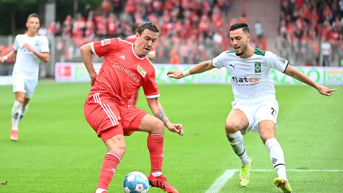  Fussball, Herren, Saison 2021/2022, 1. Bundesliga 3. Spieltag, 1. FC Union Berlin - Borussia Mönchengladbach, v. l. Max Kruse 1. FC Union Berlin, Ramy Bensebaini Borussia Mönchengladbach, 29.08. 2021, *** Football, Men, 2021 2022 season, 1 Bundesliga 3 matchday , 1 FC Union Berlin Borussia Mönchengladbach , v l Max Kruse 1 FC Union Berlin , Ramy Bensebaini Borussia Mönchengladbach , 29 08 2021, Copyright: xMatthiasxKochx